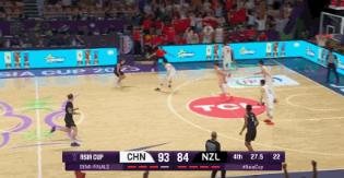 释放！打板三分命中后全队成功防守 赵睿&朱俊龙四手握拳喜极而泣