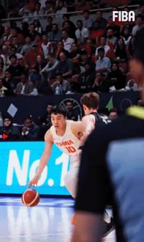 太帅了！FIBA官方超慢镜头回顾王俊杰高难度后仰跳投