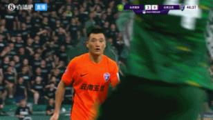 来自中锋的突破！张玉宁沿底线突入禁区，小角度射门被扑出