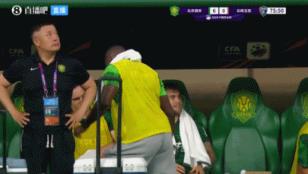 太开心了！国安6-0玉昆时，法比奥在替补席上跳舞庆祝