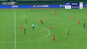 真拦不住...米特里策中场灵巧转身摆脱遭放倒，制造对手犯规