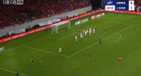 险些5-1！海港禁区内一片混乱李扬扫射破门，但边裁举旗示意越位